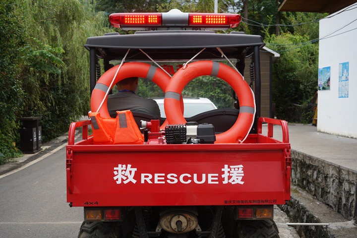 救援车辆沿着乌江沿岸村道缓缓行驶并用车顶喇叭反复播报着防溺水提示。