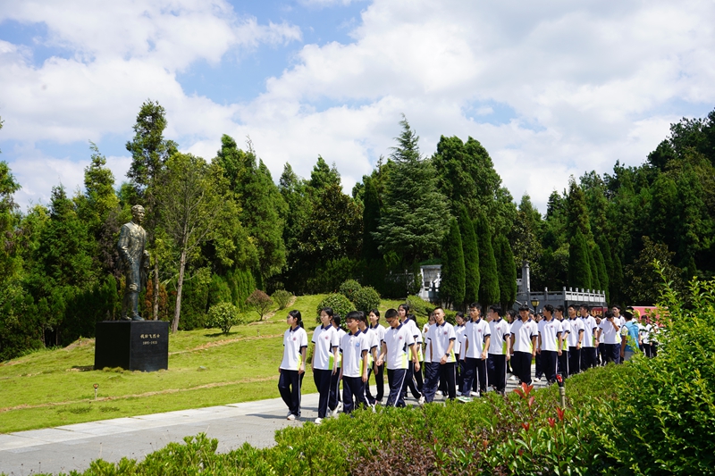 师生走进钱壮飞烈士陵园.JPG